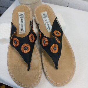 NWOT ANDRE ASSOUS LEATHER AND JUTE CLOTH THONG SANDALS, BLACK AND ORANGE SZ 9